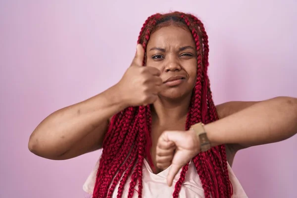 Африканская Американка Плетеными Волосами Розовом Фоне Делает Большие Пальцы Вверх — стоковое фото