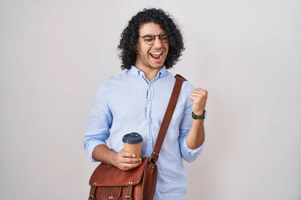 Homem Hispânico Com Cabelo Encaracolado Bebendo Uma Xícara Café Tirar — Fotografia de Stock