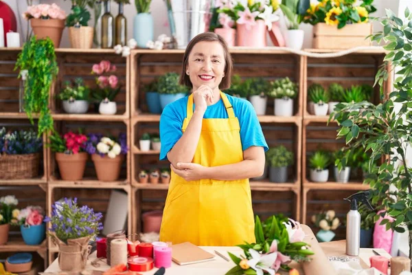 Middelbare Leeftijd Spaanse Vrouw Werkt Bij Bloemist Winkel Glimlachen Kijken — Stockfoto