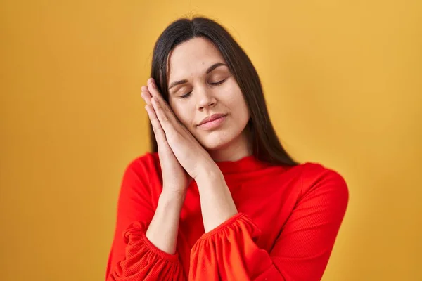 Young Hispanic Woman Standing Yellow Background Sleeping Tired Dreaming Posing —  Fotos de Stock