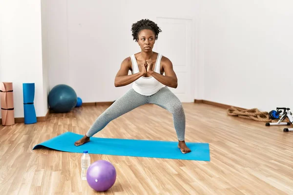 Afroamerikanerin Trainiert Yoga Sportzentrum — Stockfoto