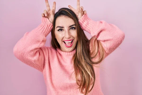 Jonge Spaanse Vrouw Staande Roze Achtergrond Poseren Grappig Gek Met — Stockfoto