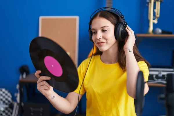 Νεαρή Γυναίκα Μουσικός Ακούγοντας Τραγούδι Κρατώντας Δίσκο Βινυλίου Στο Στούντιο — Φωτογραφία Αρχείου