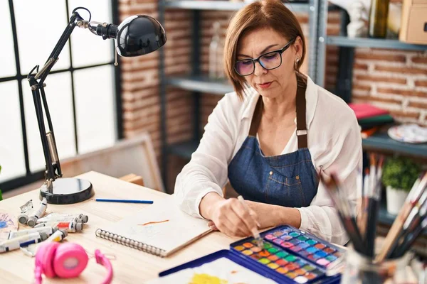 Middle Age Woman Artist Drawing Notebook Art Studio — Stock Photo, Image