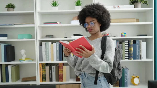 在图书馆大学读书的非裔美国女学生 — 图库照片