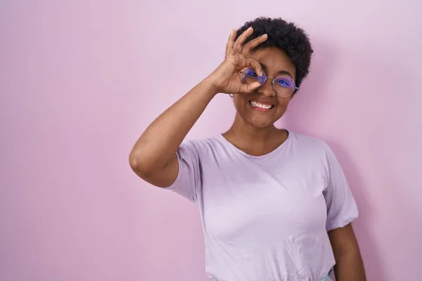 Genç Afro Amerikalı Kadın Pembe Arka Planda Duruyor Hareketleriyle Gülümsüyor — Stok fotoğraf