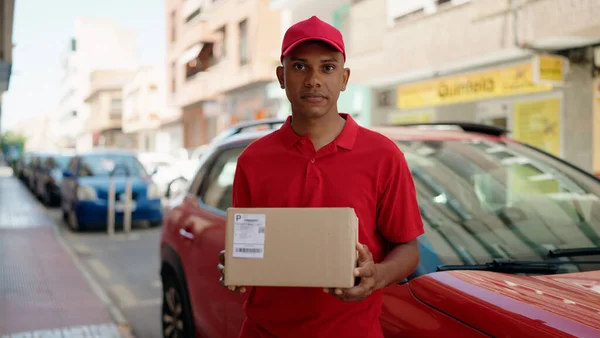 Genç Latin Bir Teslimatçı Sokakta Paket Tutuyor — Stok fotoğraf