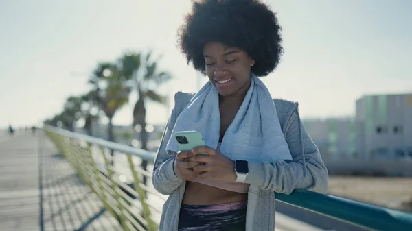 African American Woman Wearing Sportswear Using Smartphone Street — Stock Photo, Image