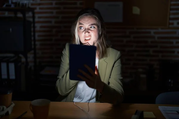 Blond Kaukasiska Kvinna Som Arbetar Kontoret Natten Tänker Orolig För — Stockfoto