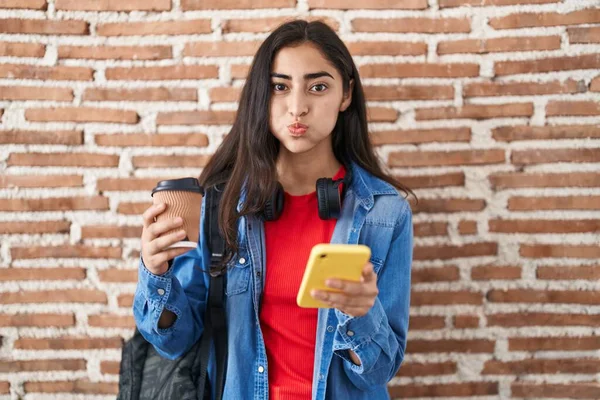 Jeune Adolescente Portant Sac Dos Étudiant Utilisant Smartphone Gonflant Les — Photo