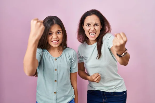 Pembe Arka Planda Duran Genç Anne Kız Kızgın Kızgın Öfkeyle — Stok fotoğraf