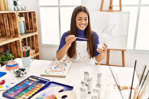 在艺术工作室 年轻的拉丁女子微笑着自信的绘画胸像雕塑 — 图库照片