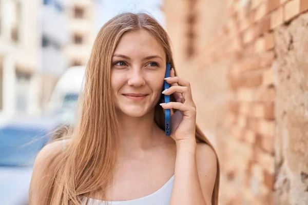 Jonge Kaukasische Vrouw Glimlachen Zelfverzekerd Praten Smartphone Straat — Stockfoto