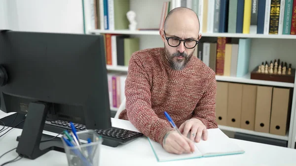 Fiatal Kopasz Férfi Diák Használ Számítógép Írás Notebook Egyetemi Osztályteremben — Stock Fotó