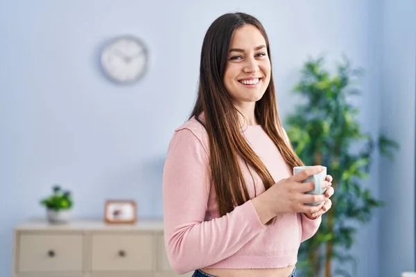 Mladá Žena Usměvavá Sebevědomě Pít Kávu Doma — Stock fotografie