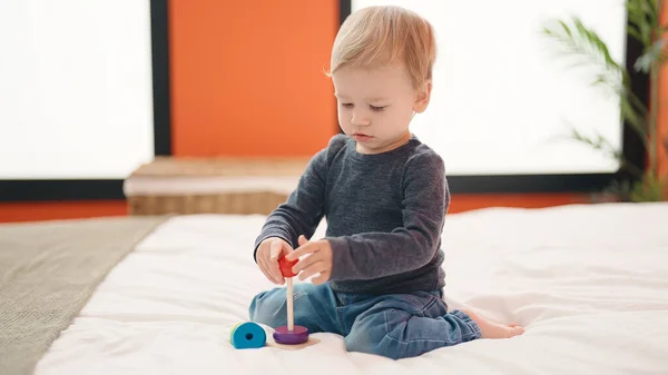 Liebenswert Blondes Kleinkind Spielt Mit Reifen Spielzeug Sitzt Auf Bett — Stockfoto