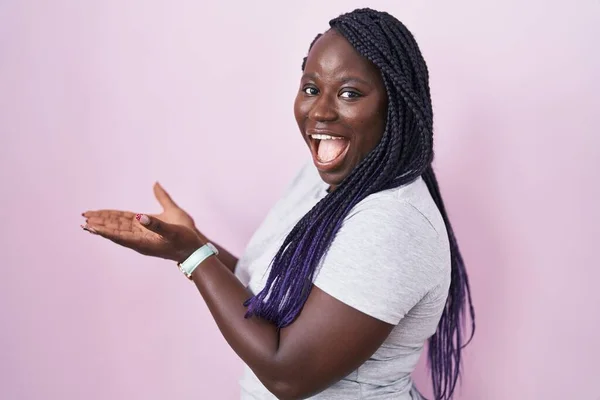 Jonge Afrikaanse Vrouw Staan Roze Achtergrond Wijzen Opzij Met Handen — Stockfoto