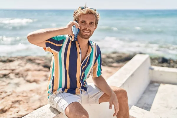 Young Man Tourist Talking Smartphone Sitting Bench Seaside — Stockfoto