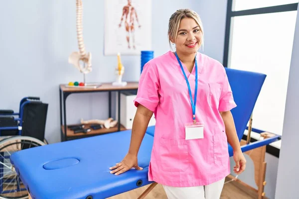Young Hispanic Woman Wearing Physiotherapist Uniform Standing Clinic — Stock Photo, Image