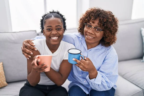 Αφροαμερικανίδες Μητέρα Και Κόρη Πίνουν Καφέ Στο Σπίτι — Φωτογραφία Αρχείου