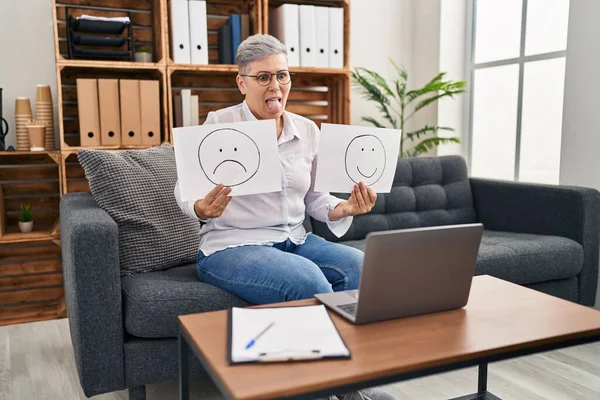 Mujer Mediana Edad Que Trabaja Depresión Sosteniendo Triste Emoción Feliz —  Fotos de Stock