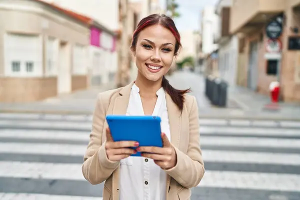 Jovem Mulher Caucasiana Empresária Usando Touchpad Rua — Fotografia de Stock