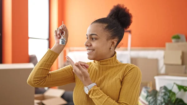 Νεαρή Αφροαμερικανή Γυναίκα Χαμογελά Αυτοπεποίθηση Δείχνοντας Κλειδί Στο Νέο Σπίτι — Φωτογραφία Αρχείου