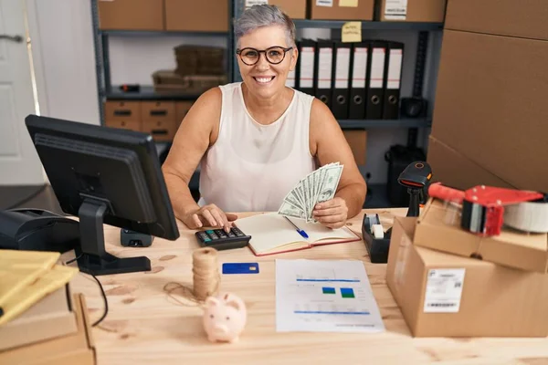Mujer Mediana Edad Comercio Electrónico Empresa Trabajador Contabilidad Economía Oficina —  Fotos de Stock