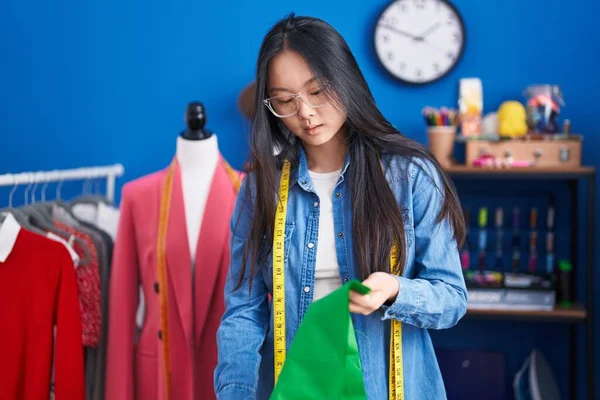 若い中国の女性は 衣料品工場で布を保持調整 — ストック写真