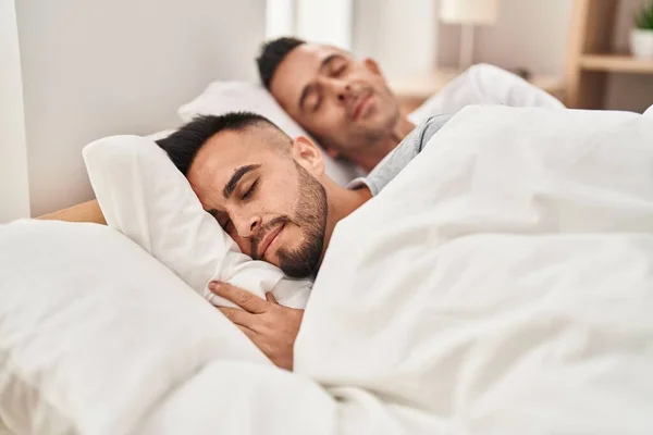 Δύο Άντρες Ξαπλωμένοι Στο Κρεβάτι Κοιμούνται Στην Κρεβατοκάμαρα — Φωτογραφία Αρχείου