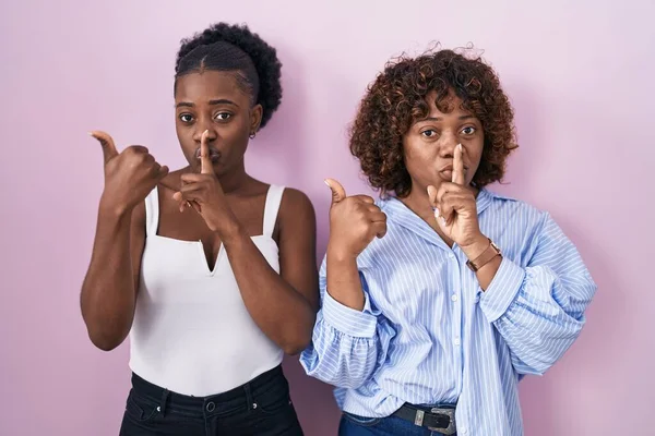 Twee Afrikaanse Vrouwen Die Een Roze Achtergrond Staan Vragen Stil — Stockfoto