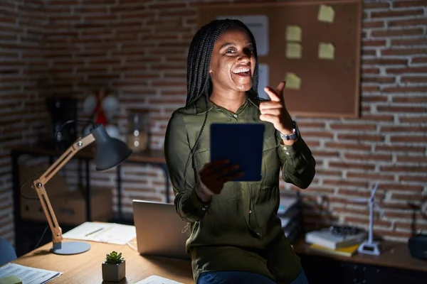 Geceleri Ofiste Örgü Ören Genç Afro Amerikalı Mutlu Komik Yüzüyle — Stok fotoğraf