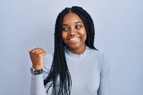 Mujer Afroamericana Pie Sobre Fondo Azul Sonriendo Con Cara Feliz —  Fotos de Stock
