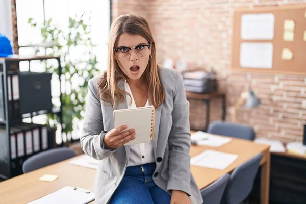 Joven Mujer Hispana Trabajando Oficina Con Gafas Cara Choque Con — Foto de Stock