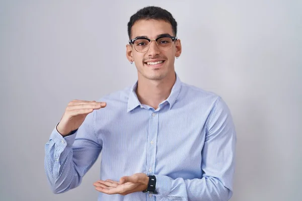 Bonito Homem Hispânico Vestindo Roupas Negócios Óculos Gestos Com Mãos — Fotografia de Stock