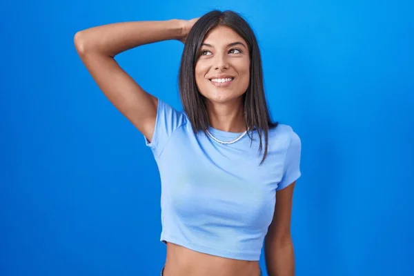 Bruneta Mladá Žena Stojící Nad Modrým Pozadím Usmívající Sebevědomé Dojemné — Stock fotografie