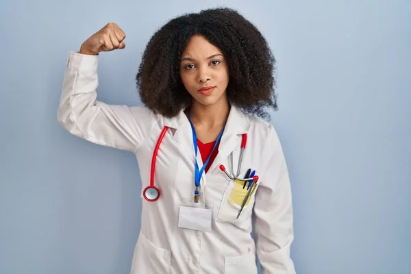 Genç Afro Amerikan Kadın Doktor Üniforması Steteskop Giyen Güçlü Kol — Stok fotoğraf