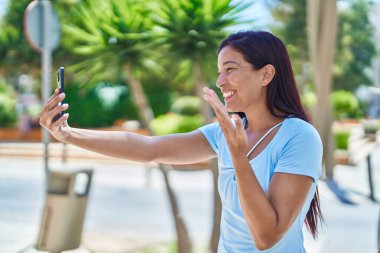 Genç, güzel, İspanyol bir kadın gülümsüyor.