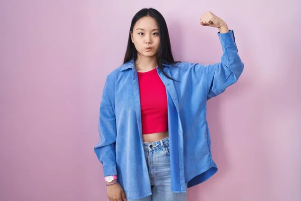 Joven Asiática Mujer Pie Sobre Rosa Fondo Fuerte Persona Mostrando —  Fotos de Stock