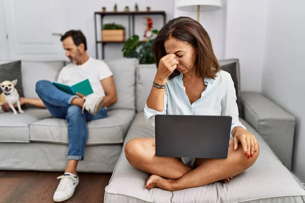 Hispanic Middle Age Couple Home Woman Using Laptop Tired Rubbing — Fotografia de Stock