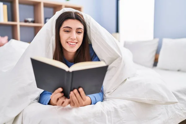 Joven Hermosa Mujer Hispana Leyendo Libro Acostado Cama Dormitorio — Foto de Stock