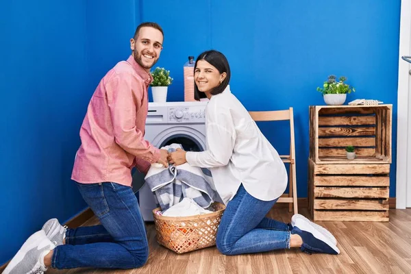 Man Och Kvinna Tvättar Kläder Tvättstugan — Stockfoto