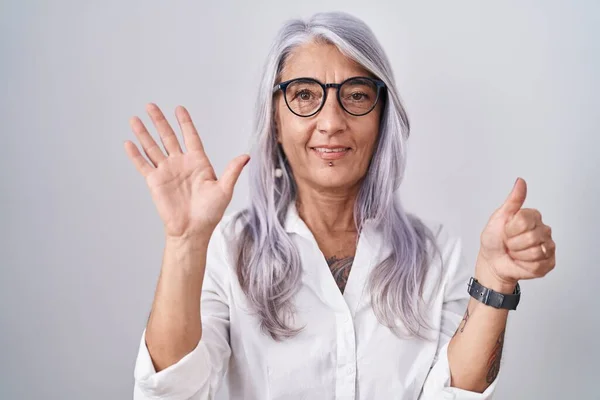 Beyaz Arka Planda Duran Gözlüklü Orta Yaşlı Bir Kadın Altı — Stok fotoğraf