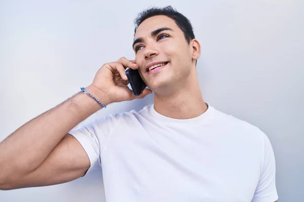 Молодой Латиноамериканец Улыбается Уверенно Разговаривая Смартфоне Изолированном Белом Фоне — стоковое фото