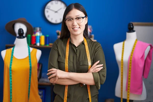 Chinese Woman Tailor Smiling Confident Standing Arms Crossed Gesture Sewing — Stock Photo, Image