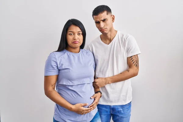 Junges Hispanisches Paar Erwartet Ein Baby Das Deprimiert Über Dem — Stockfoto