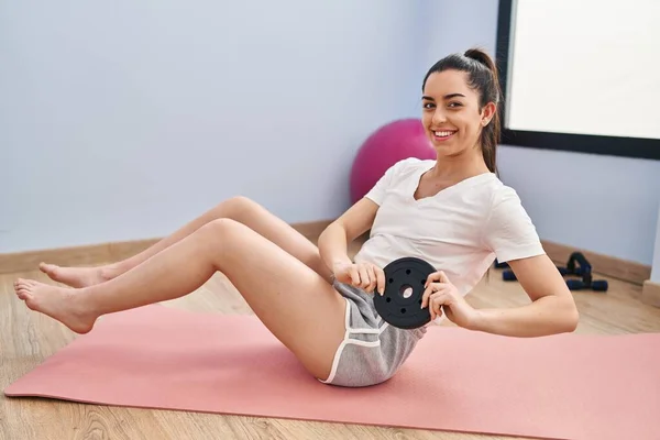 Young Beautiful Hispanic Woman Smiling Confident Training Abs Exercise Using — Stock Photo, Image