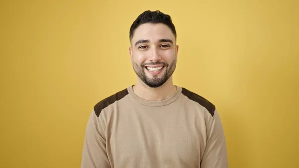 Jonge Arabier Man Glimlachend Zelfverzekerd Staande Geïsoleerde Gele Achtergrond — Stockfoto