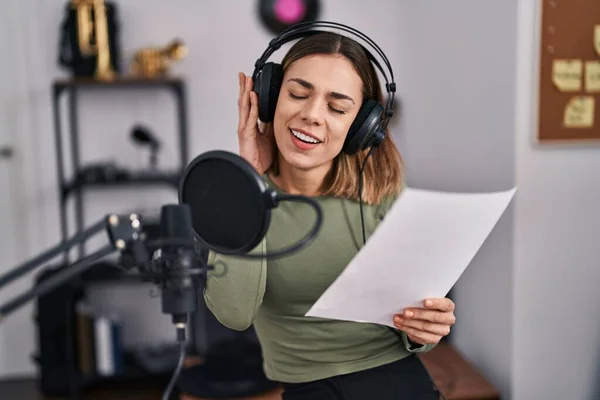 Jonge Mooie Spaanse Vrouw Muzikant Glimlachend Zelfverzekerd Zingen Lied Muziekstudio — Stockfoto