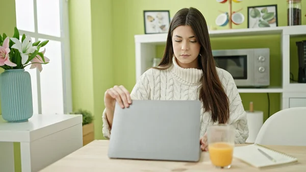 Ung Vacker Latinamerikansk Kvinna Använder Laptop Sitter Bordet Hemma — Stockfoto
